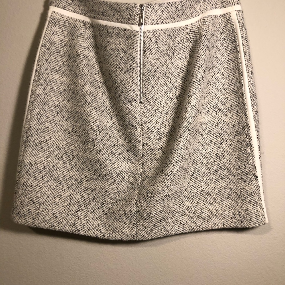 White House Black Market Grey & White Pencil Skirt - Size 8P - Picture 2 of 10